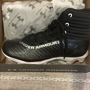 Men’s Size 9.5, Under Armour Black and White Athletic Football Cleats